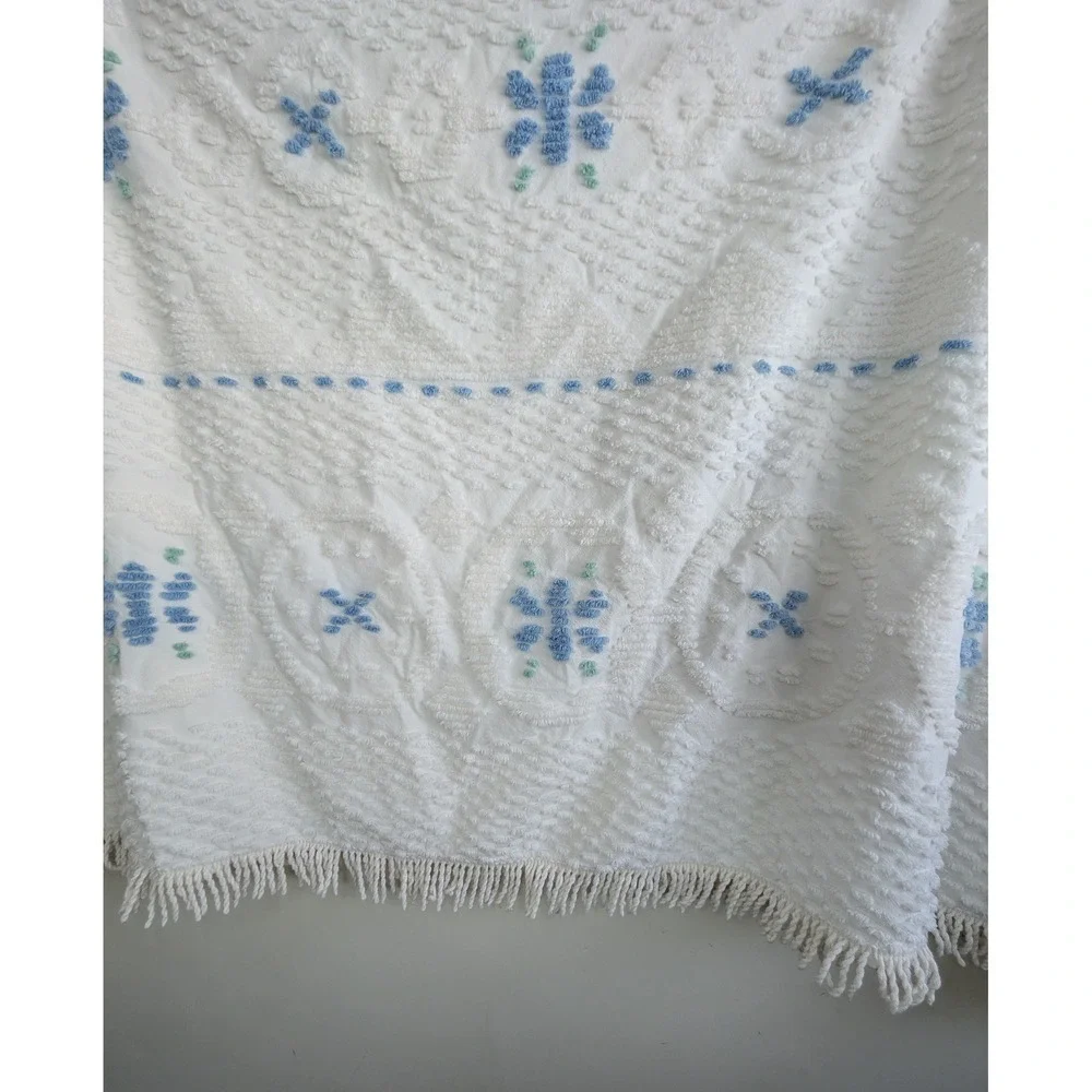 Vtg White Blue Floral Cotton Chenille Throw‎ Blanket Fringe Made USA Americana